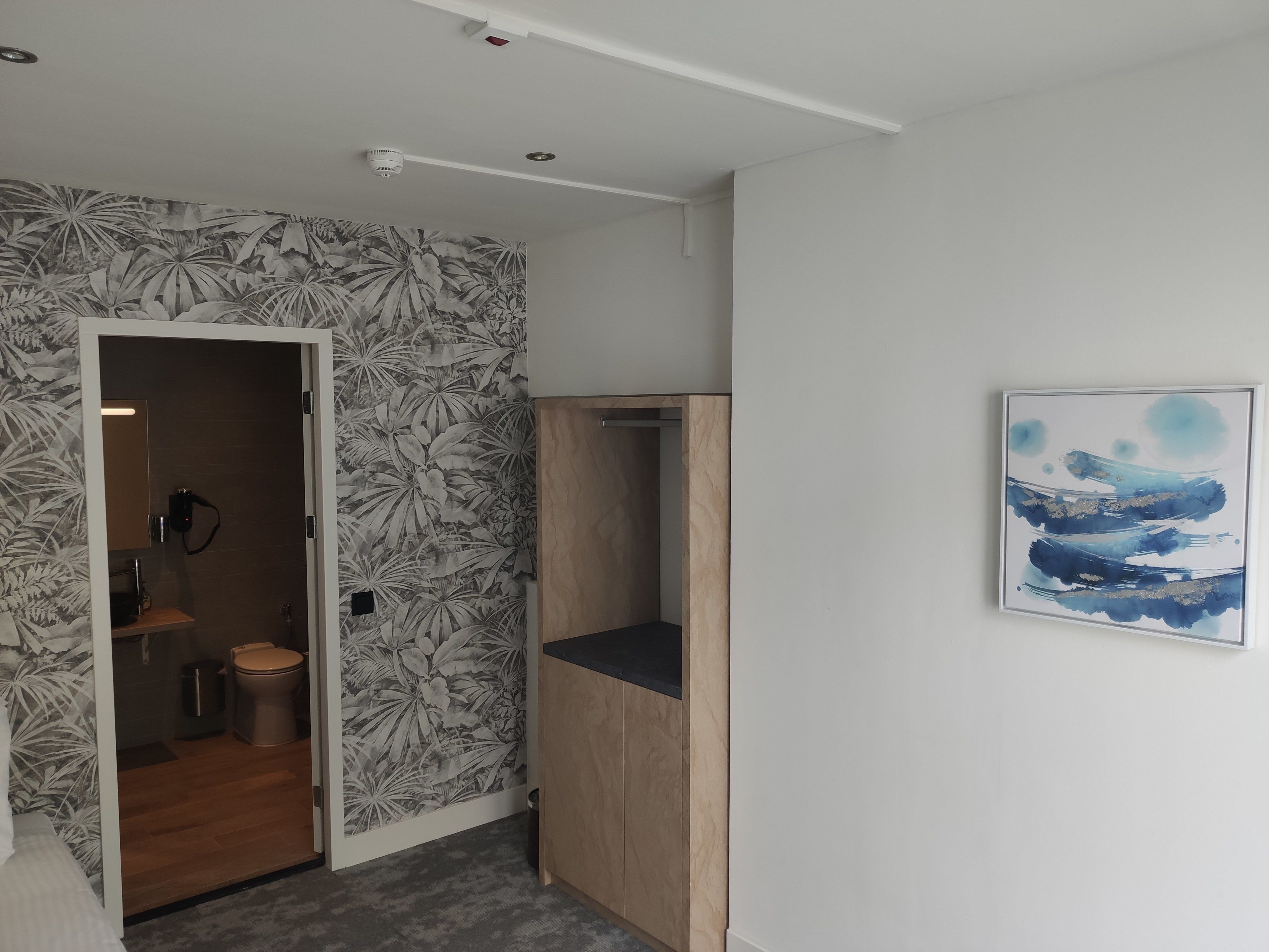 luxury single room | hypo-allergenic bedding, in-room safe, desk, iron/ironing board