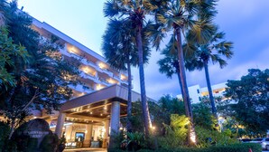 A resort with a large entrance, palm trees, and a sign reading "Garden Sea View Resort". - Garden Sea View Resort (Pattaya)