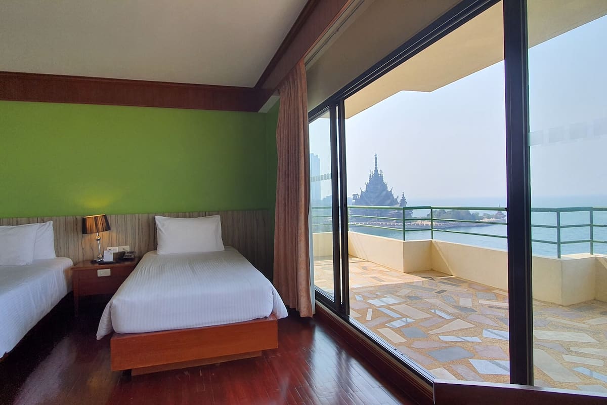 Royal Suite, 2 Bedrooms, Sea View | Minibar, in-room safe, desk, blackout drapes