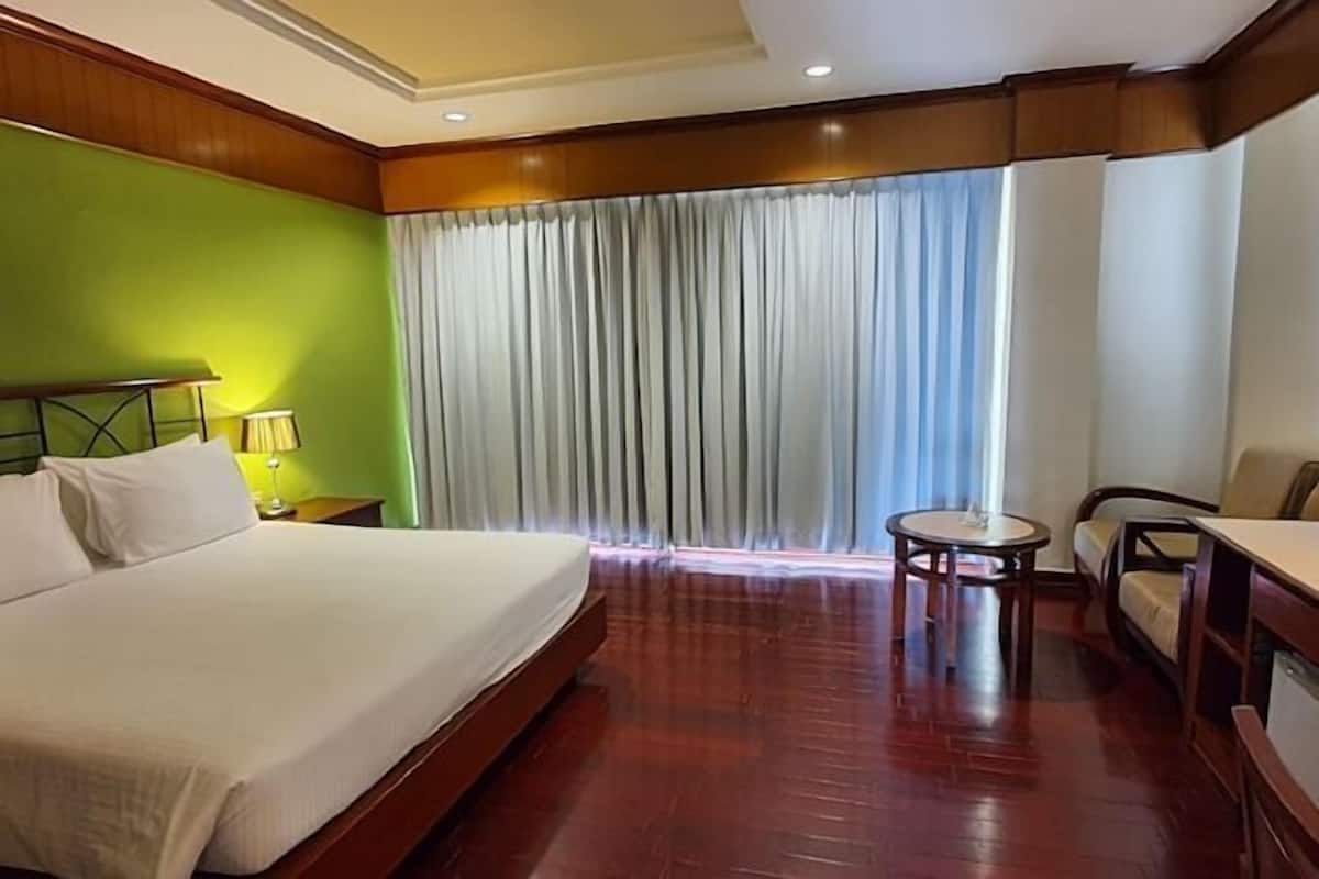 1 dormitorio, minibar, caja fuerte y cortinas opacas