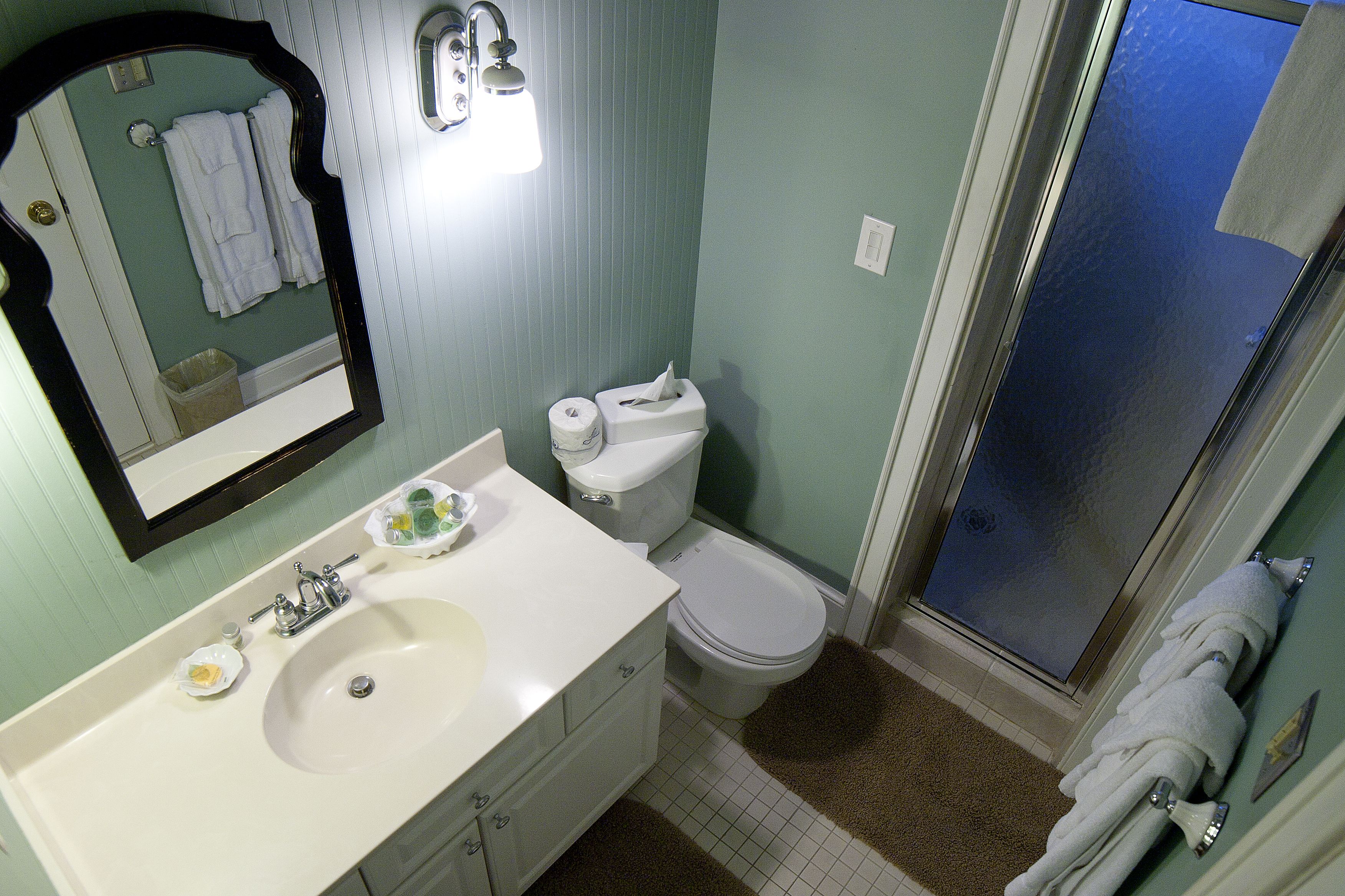 Un baño con lavabo, inodoro y zona de ducha.