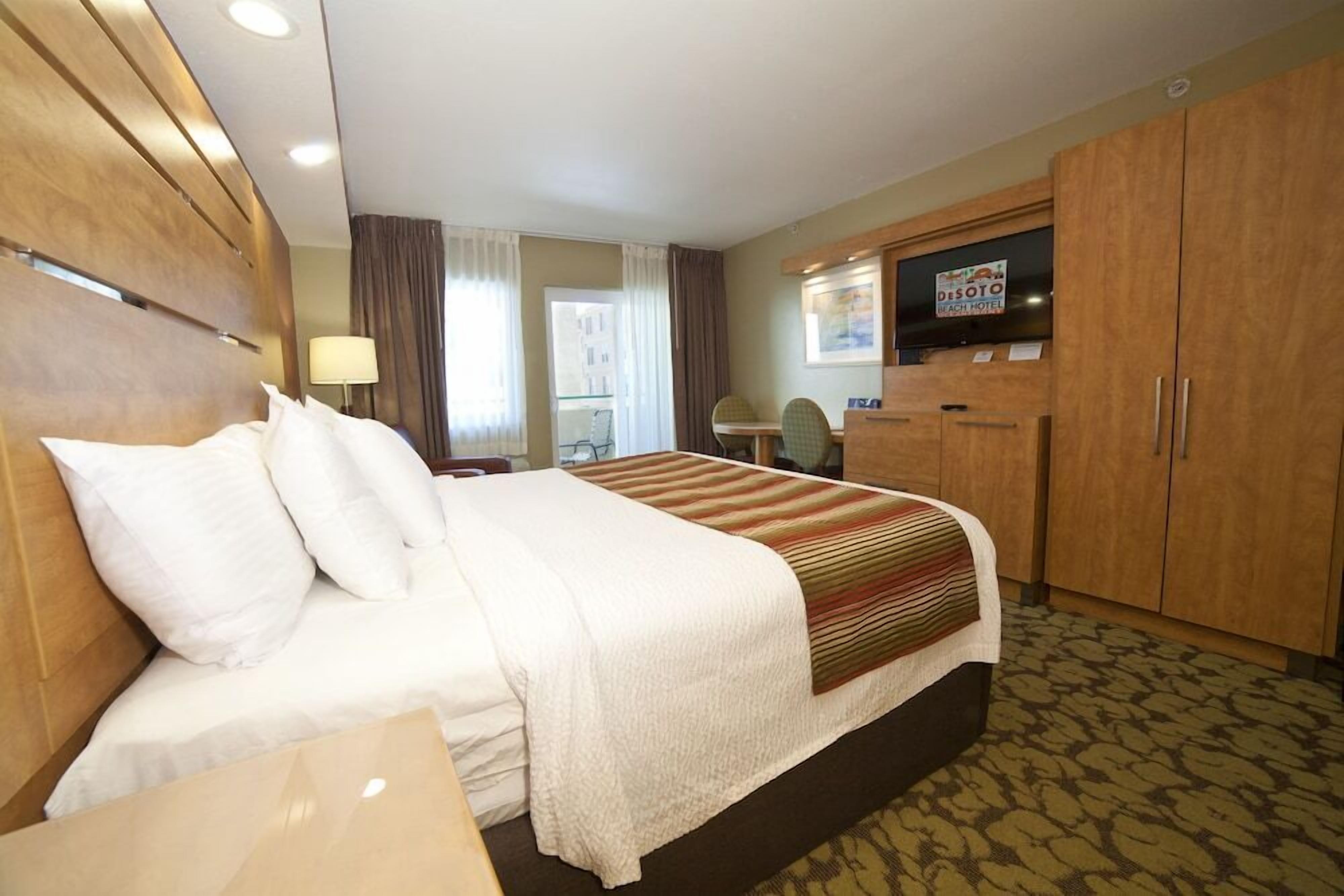 In-room safe, soundproofing, iron/ironing board, free WiFi