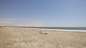 På stranden