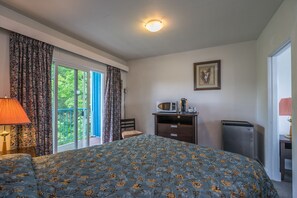 Standard Queen Room | Desk, free WiFi
