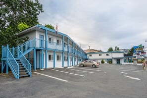 Free self parking - Castaway Motel (Nanaimo)