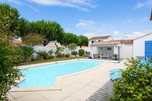 Outdoor pool, pool loungers
