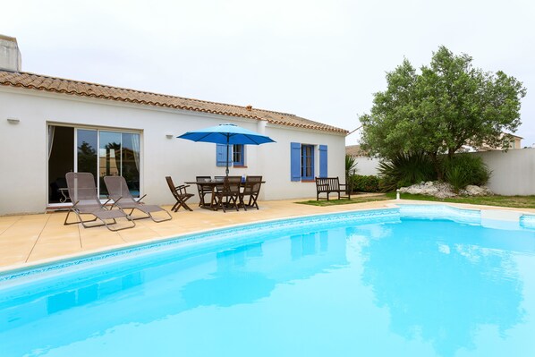 Outdoor pool, pool loungers