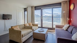 Apartment, 3 Bedrooms (8 Pers) | Living area | 50-cm TV with digital channels