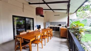 Full-sized fridge, microwave, stovetop, electric kettle