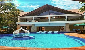 Outdoor pool, pool umbrellas, sun loungers - Kumpul Kumpul Villa Seminyak (Seminyak)