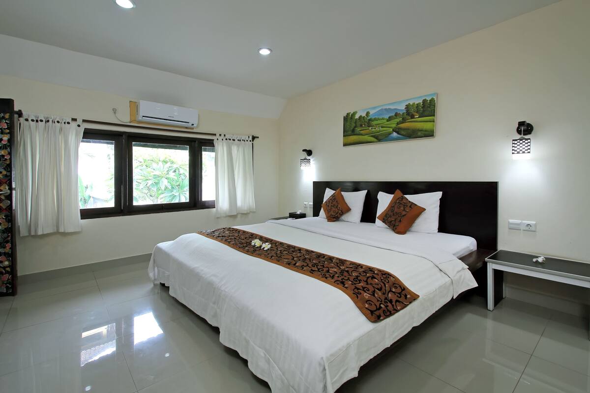 Caja de seguridad en la habitación y escritorio