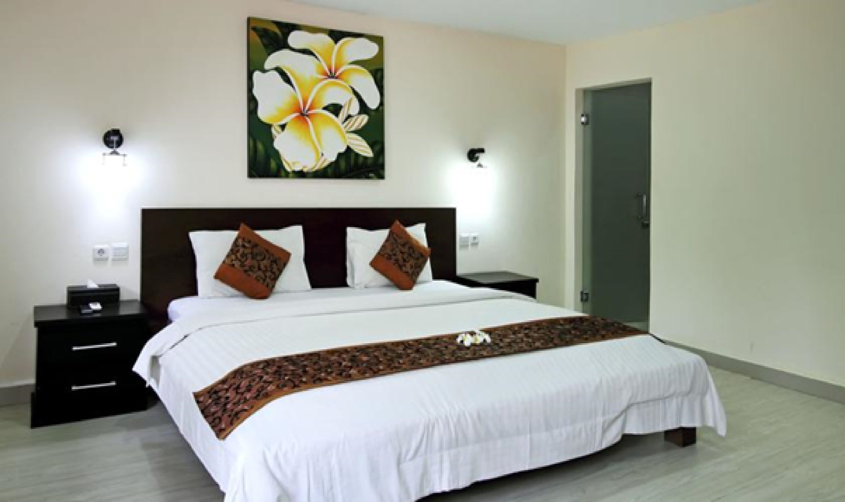 Caja de seguridad en la habitación y escritorio 