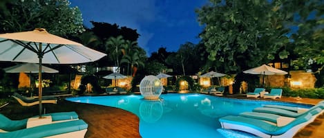 Piscine extérieure, parasols de plage, chaises longues