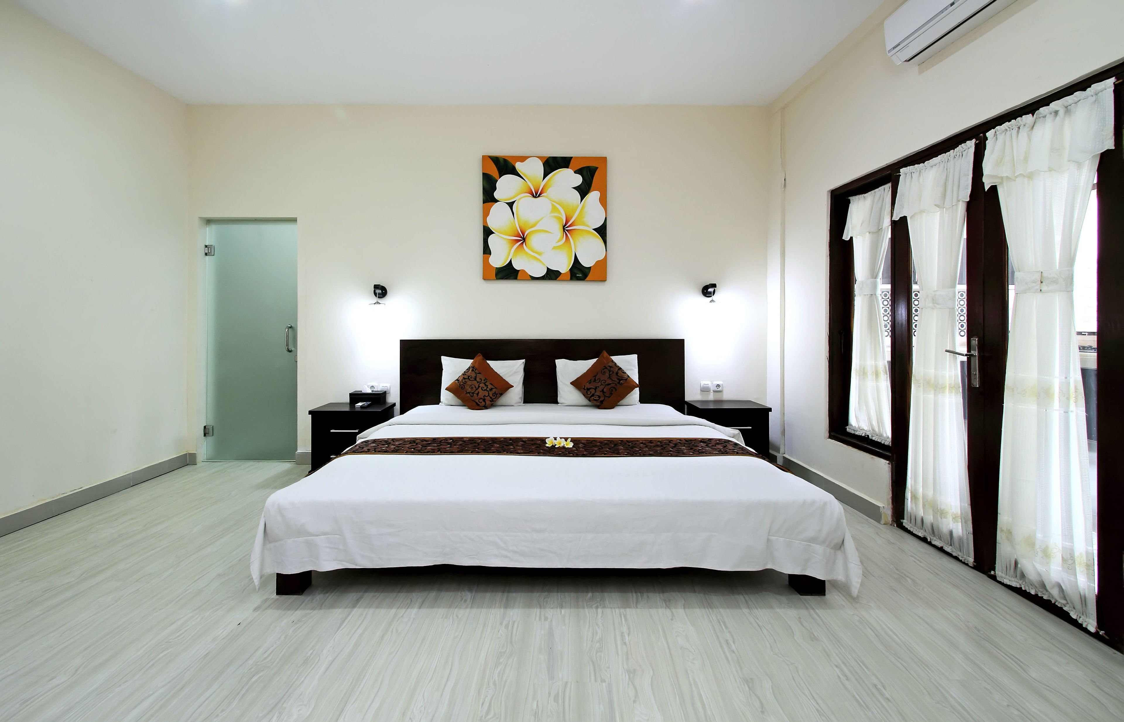 Caja de seguridad en la habitación y escritorio 