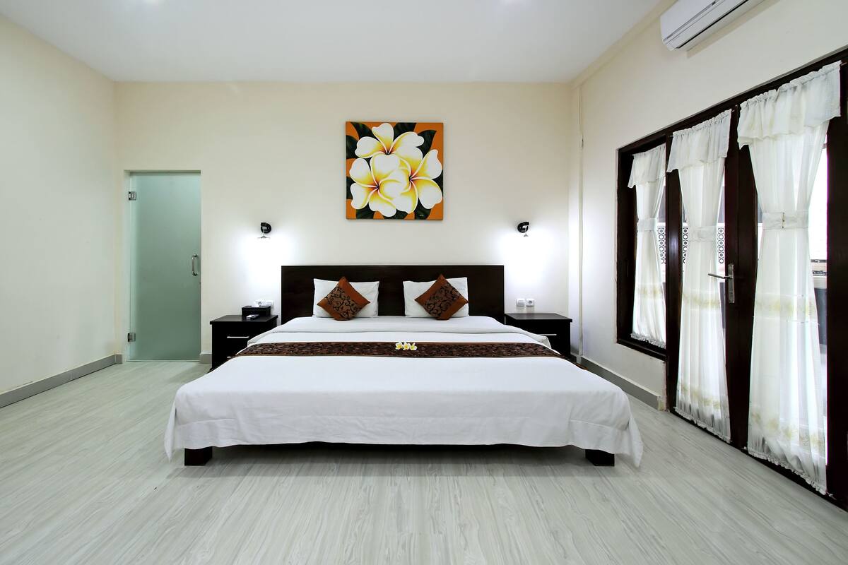 Caja de seguridad en la habitación y escritorio