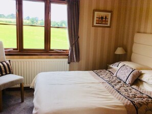 Standard Double Room, Ensuite | Iron/ironing board, bed sheets