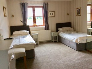 Standard Twin Room, Ensuite | Iron/ironing board, bed sheets - Ardoch Cottage Bed & Breakfast (Alexandria)