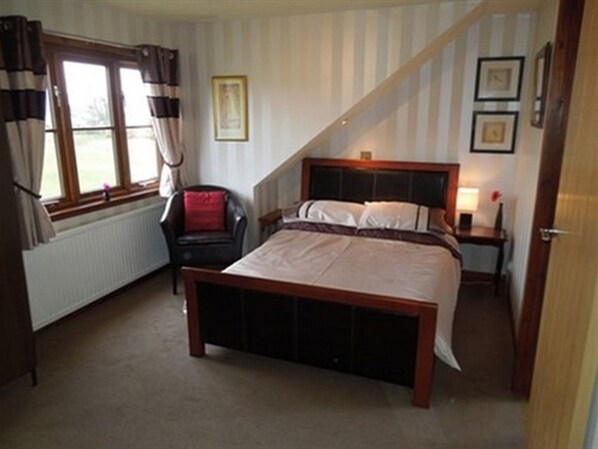 Standard Double Room, Ensuite | Iron/ironing board, bed sheets