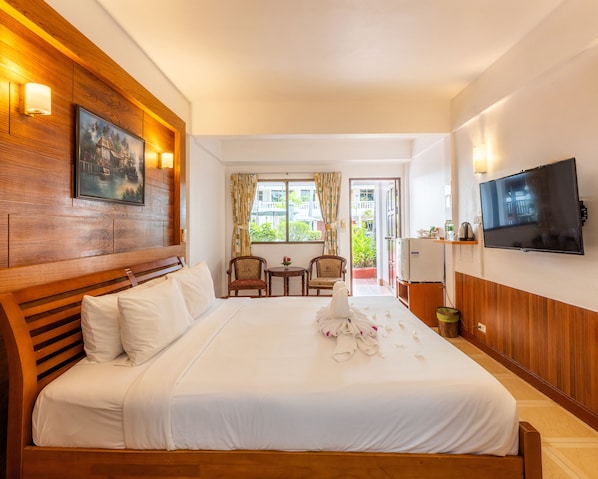 Minibar, coffres-forts dans les chambres, bureau, rideaux occultants