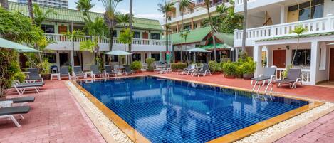 Piscine extérieure, parasols, chaises longues