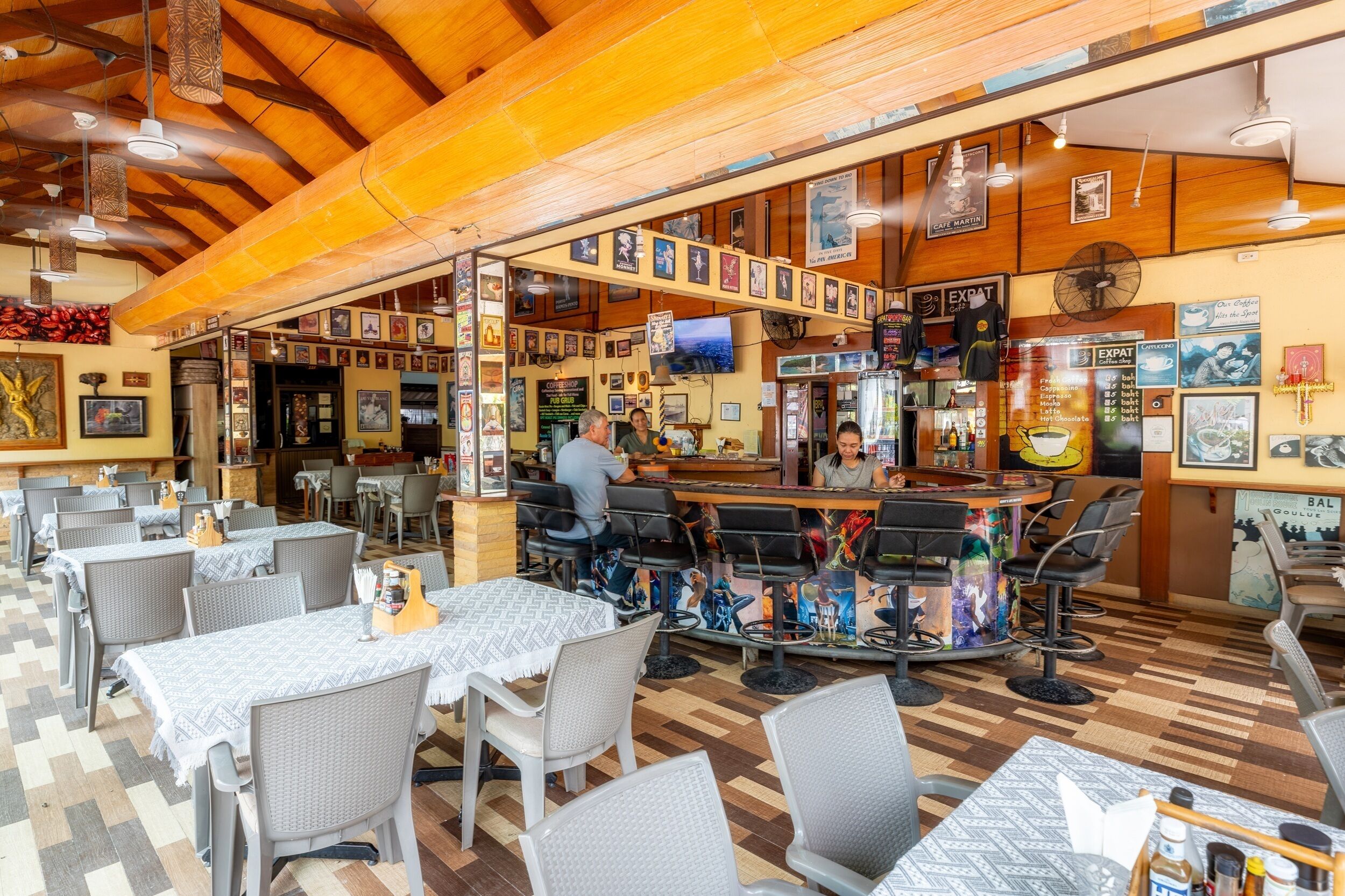 S'hi serveixen esmorzars, dinars, sopars i plats de cuina internacional 