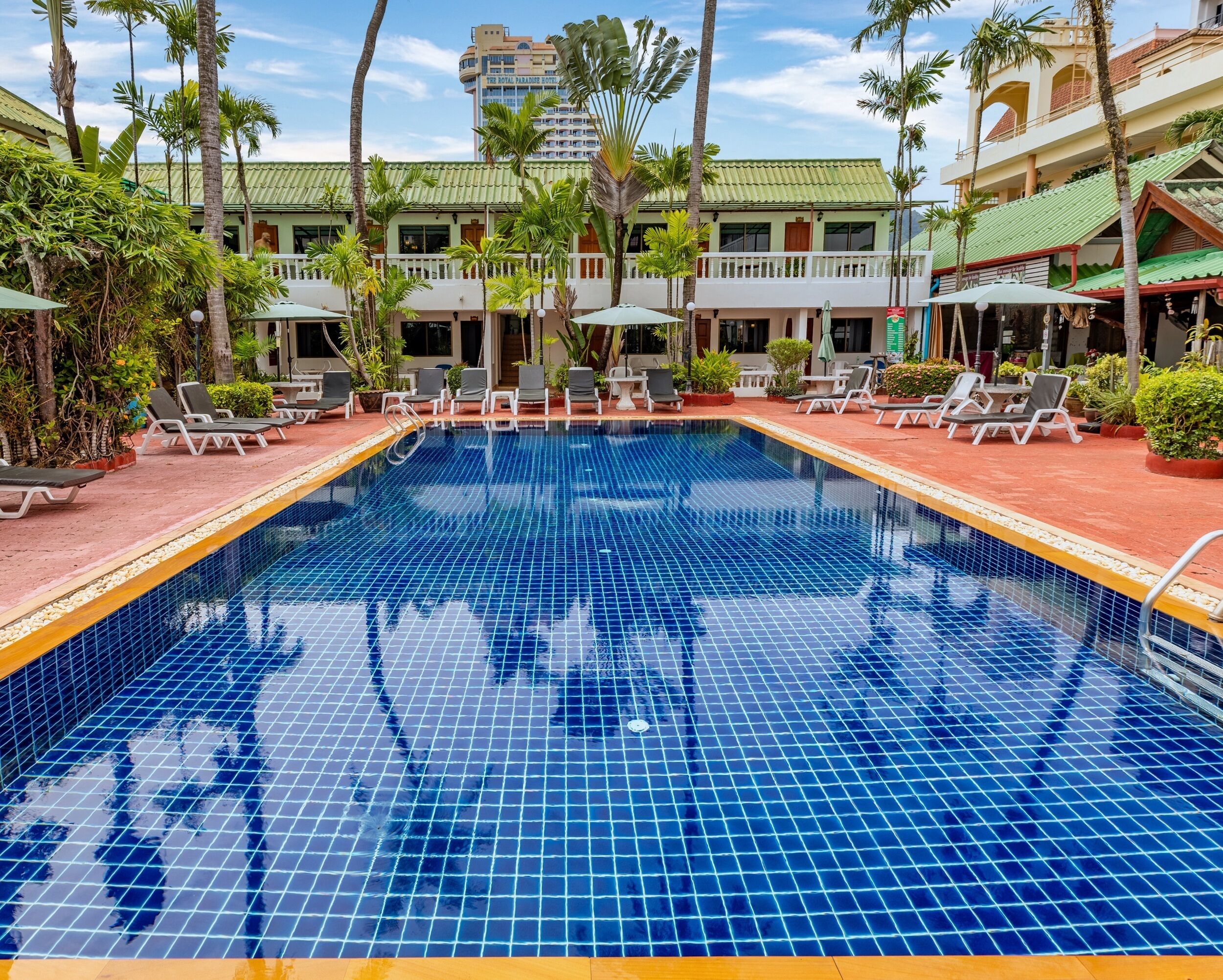 Piscina a l'aire lliure, para-sols i gandules 
