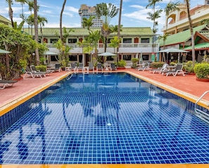 Piscine extérieure, parasols de plage, chaises longues