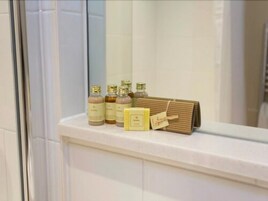 Shower, hair dryer, towels