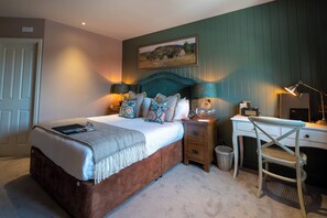 A neatly arranged bedroom with a bed, bedside lamps, a desk, and a chair. - Crown Inn (Chippenham)