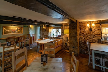 Lunch and dinner served . Crown Inn