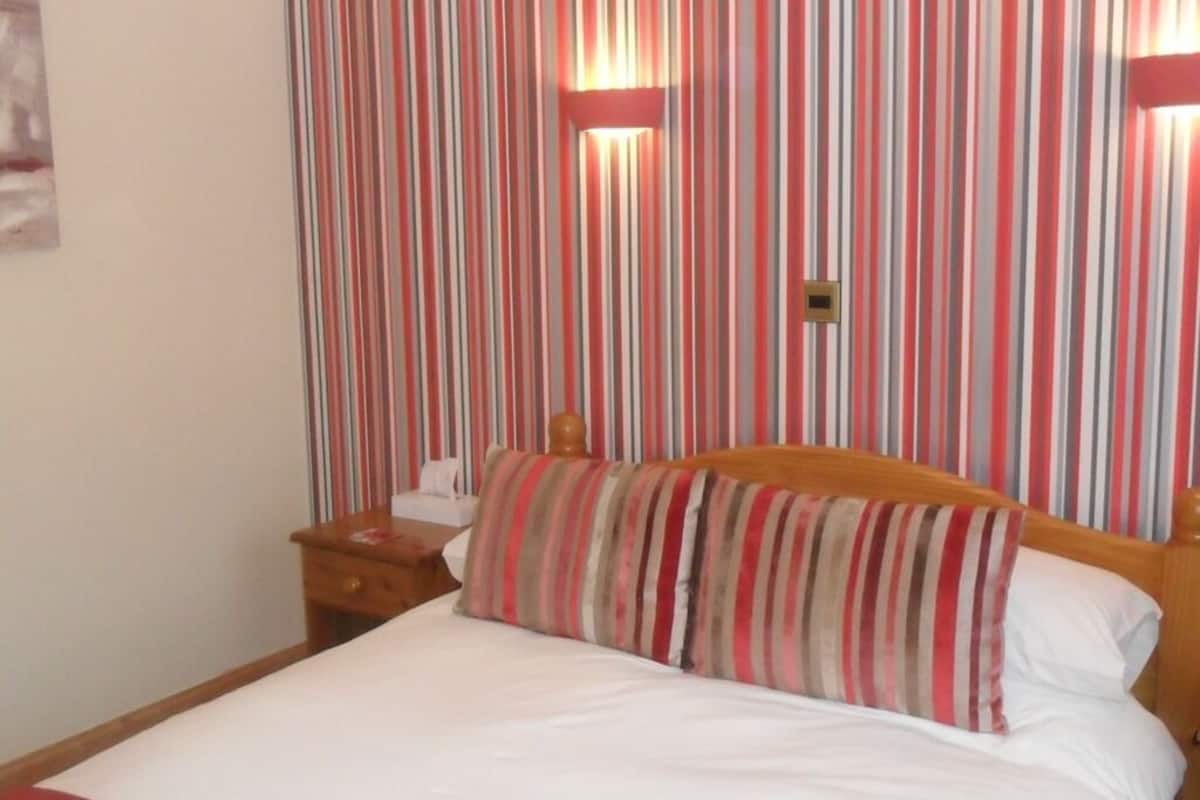 Standard Double Room, Ensuite | Iron/ironing board, WiFi (free)