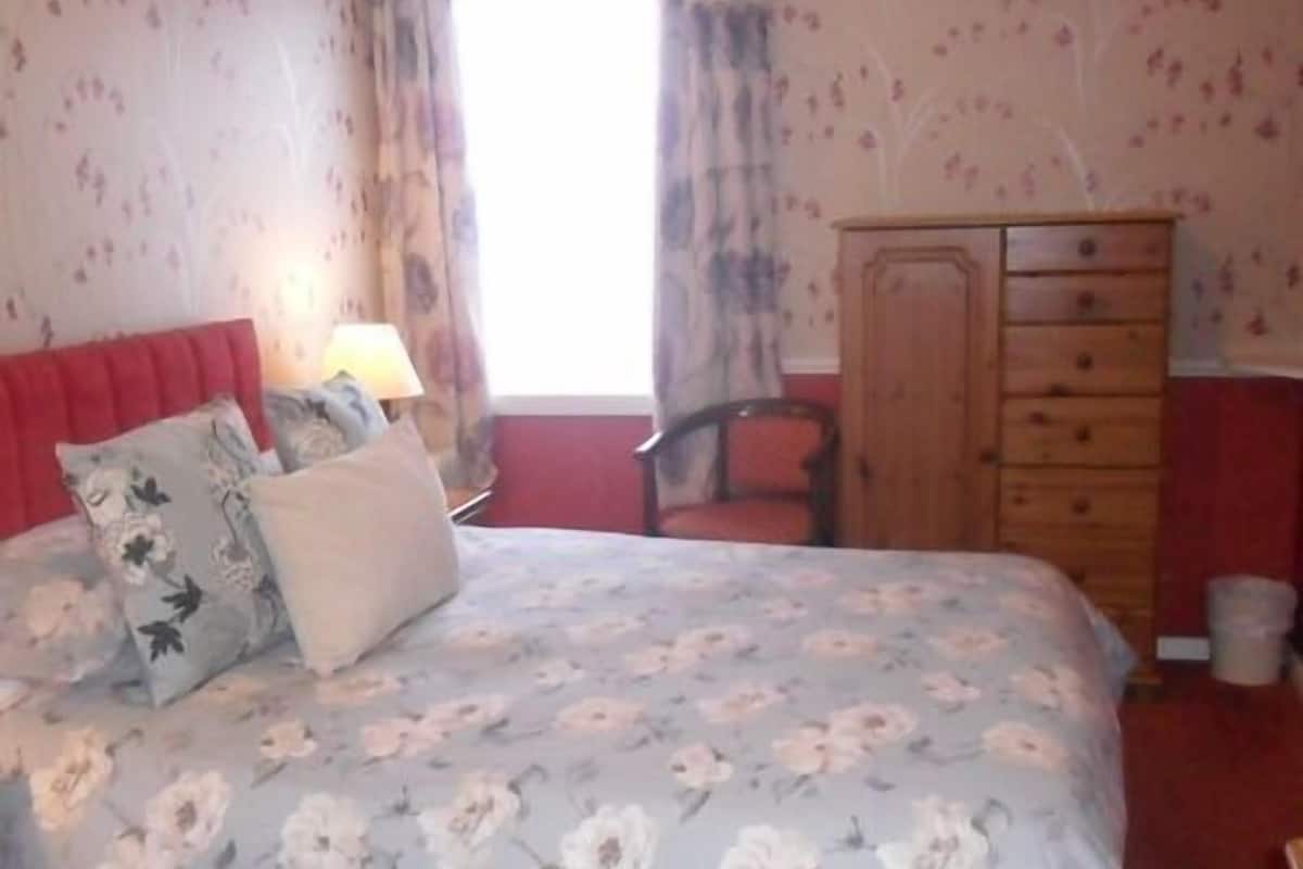 Double Room, Ensuite (with Shower) | Iron/ironing board, WiFi (free)