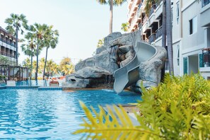 3 piscinas al aire libre, sombrillas, sillones reclinables de piscina