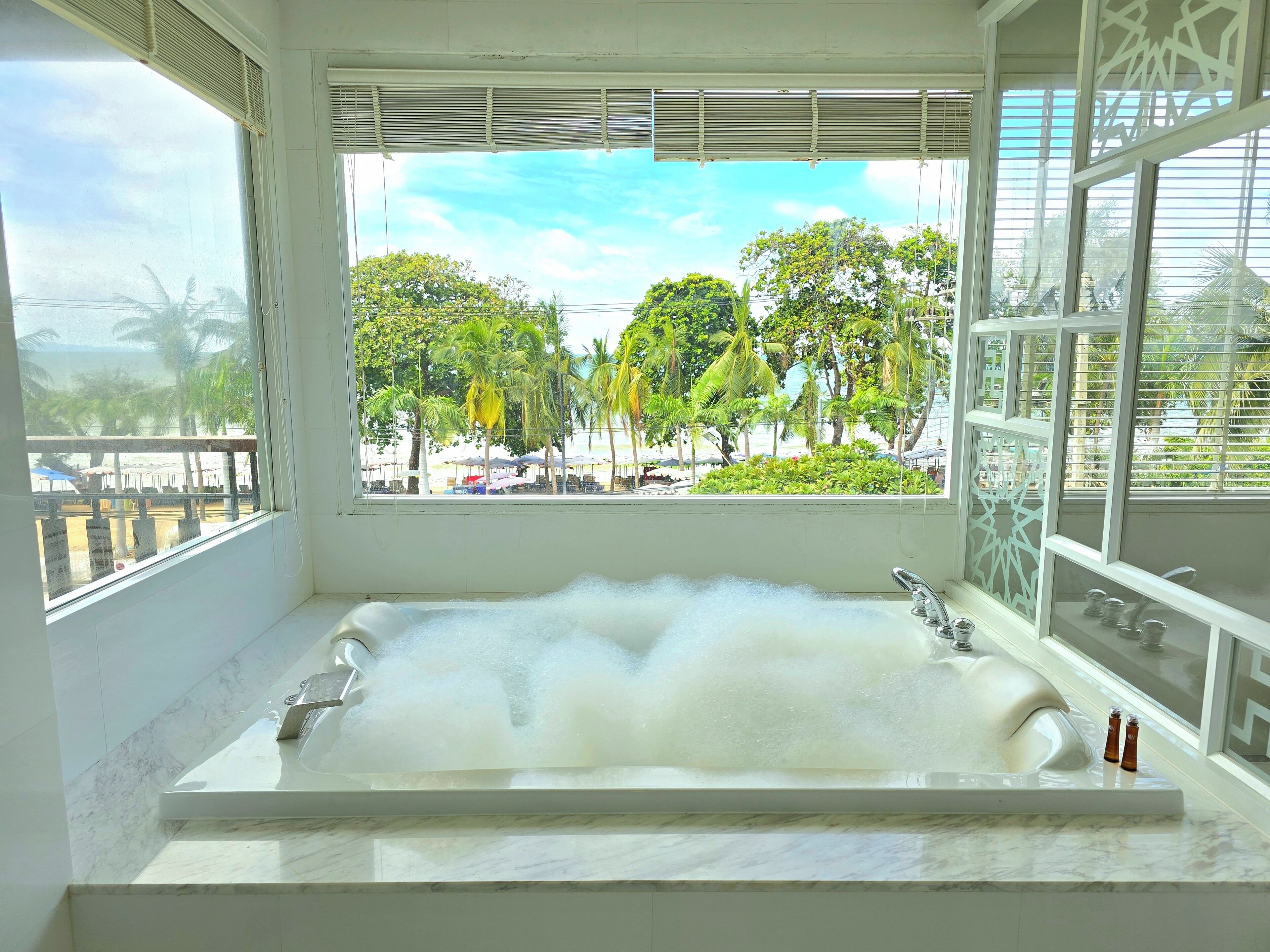 North Wing Suite | Kamar mandi | Bathtub dan shower terpisah dan perlengkapan mandi gratis