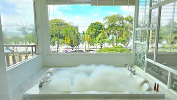 North Wing Suite | Kamar mandi | Bathtub dan shower terpisah dan perlengkapan mandi gratis