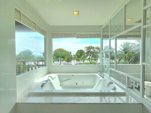 North Wing Suite | 浴室 | 獨立浴缸及淋浴設備、免費梳洗用品、風筒、浴袍