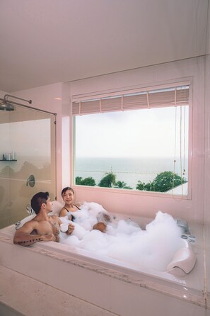 North Wing Suite Hihg Floor Start 4th -6th | 浴室 | 独立的浴缸和淋浴、免费洗浴用品、吹风机、浴袍
