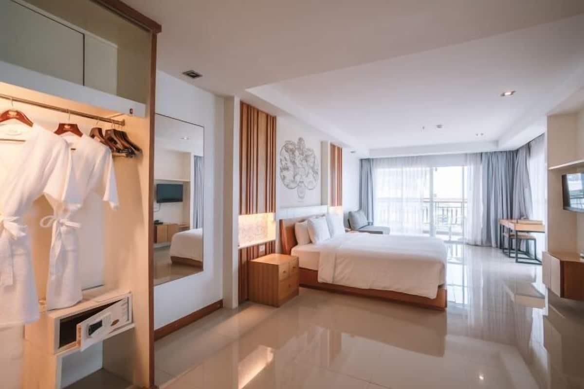 1 bedroom, premium bedding, minibar, in-room safe