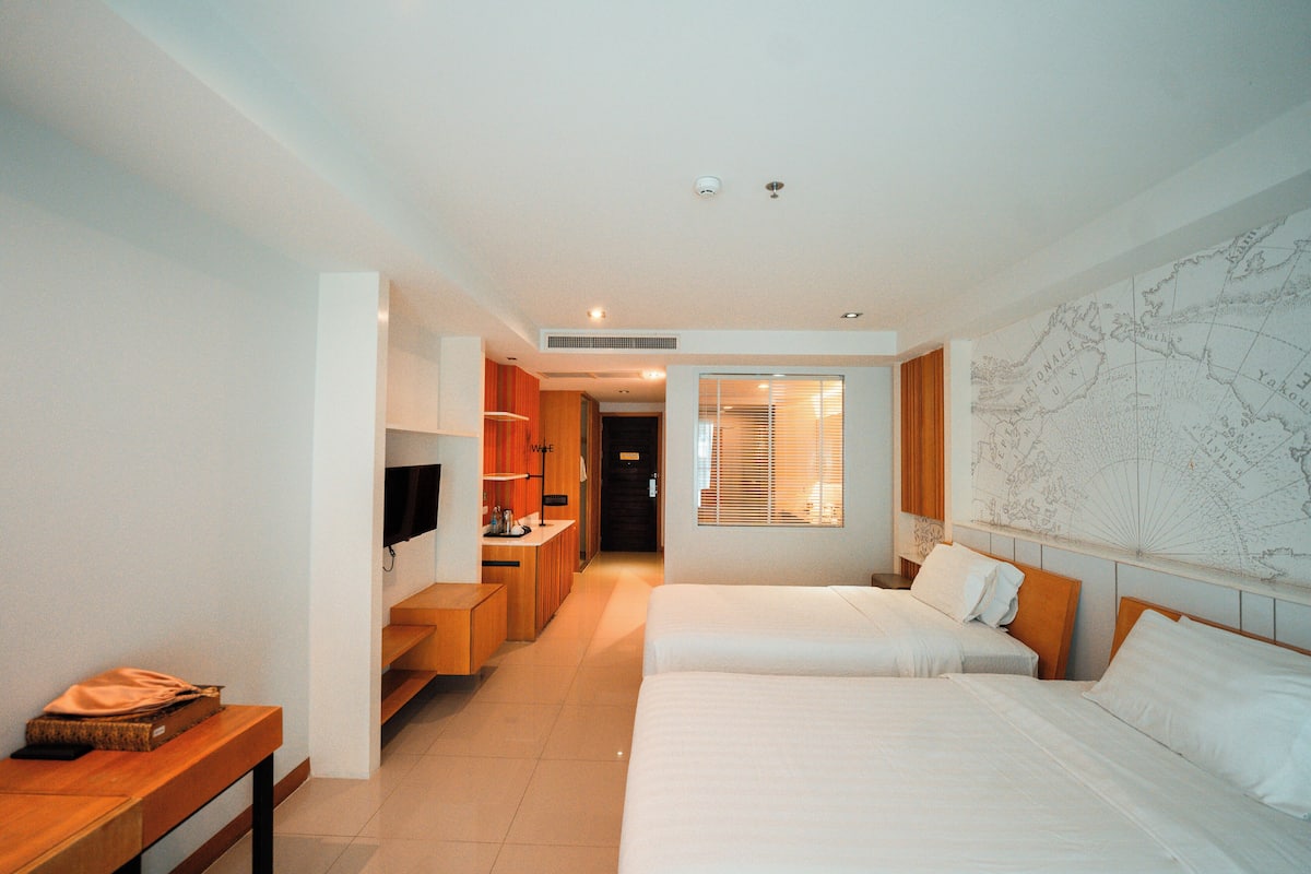 Deluxe Twin | Premium bedding, minibar, in-room safe, desk