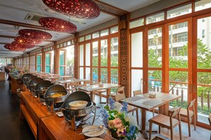 每日供應自助早餐 (費用另計)