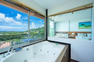 Jacuzzi Suite Sea View | Premium bedding, in-room safe, desk, blackout drapes