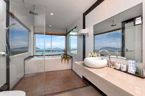 Jacuzzi Suite Sea View | Bad | Separat badekar og dusj, toalettartikler (inkludert) og hårføner