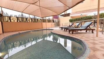 Indoor/outdoor pool