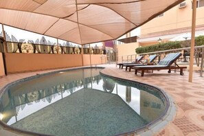 Piscine intérieure et extérieure