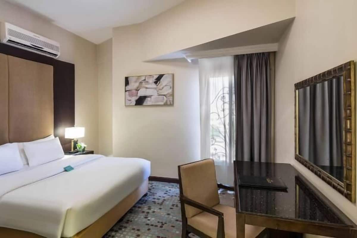 Iron/ironing board, rollaway beds, free WiFi