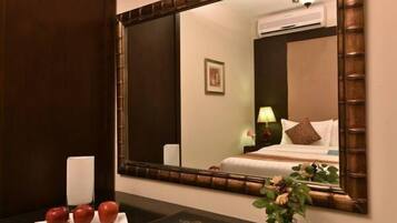 Royal Studio, 1 King Bed | 1 bedroom, iron/ironing board, rollaway beds, free WiFi