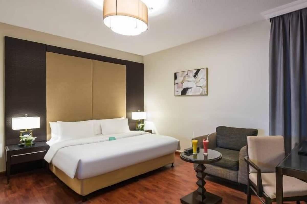 Iron/ironing board, rollaway beds, free WiFi