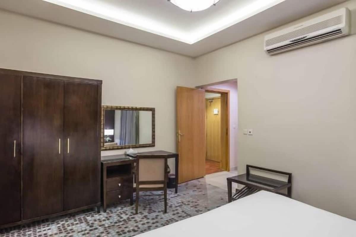 Iron/ironing board, rollaway beds, free WiFi