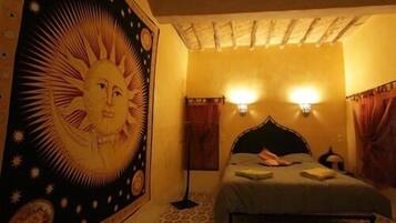 Ropa de cama de alta calidad y caja de seguridad en la habitación