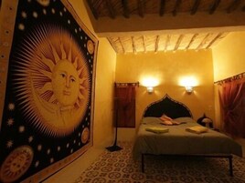 Ropa de cama de alta calidad y caja de seguridad en la habitación